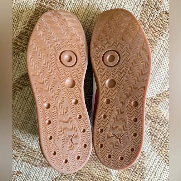 PUMA Low-Top Suede Sneakers in Fuchsia with White Stripe BNWT size 9 womens - Picture 5 of 6